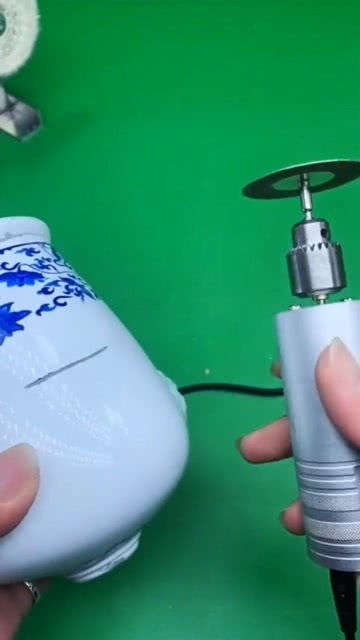 酒瓶切割后,做成工藝品,廢品再次利用